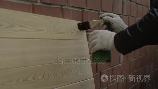 木材经过人的手绘视频