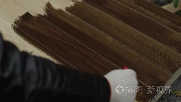 在人类手中的画笔描绘木材视频