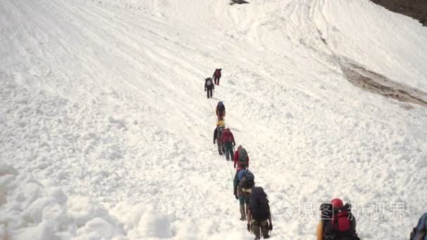 登山运动员在雪山视频