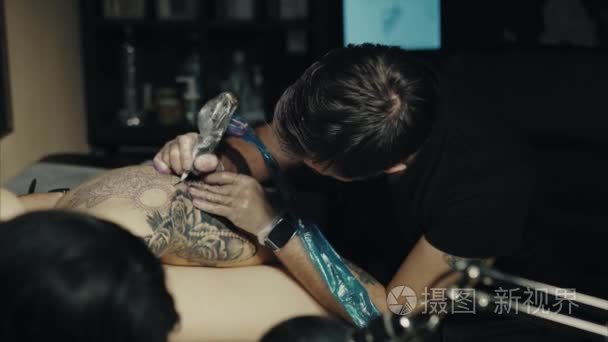 纹身艺术家在工作室做纹身