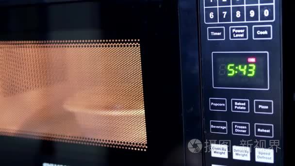 运动的食物在微波炉中加热视频