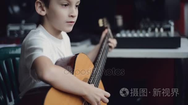 小男孩弹吉他视频