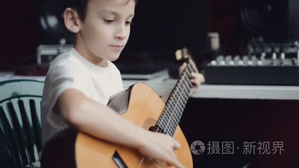 小男孩弹吉他