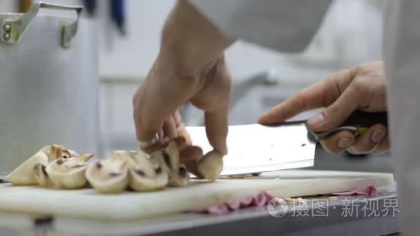 在一家餐馆的厨师切割蘑菇视频