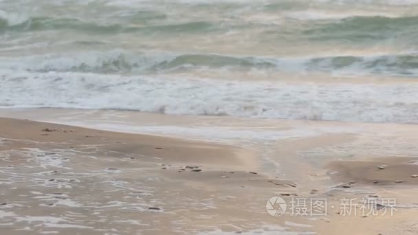 一场暴雨在海岸大浪视频