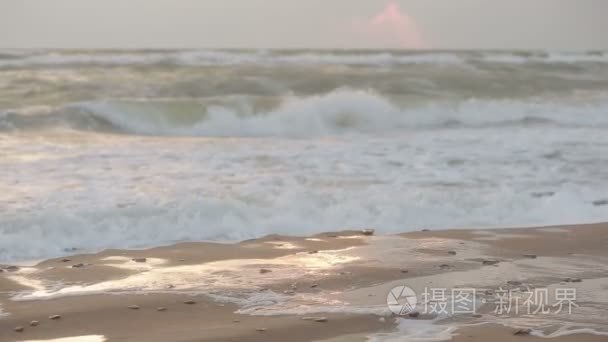 一场暴雨在海岸大浪视频