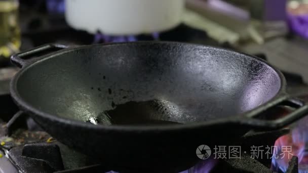 在厨房里的锅中煎蘑菇视频