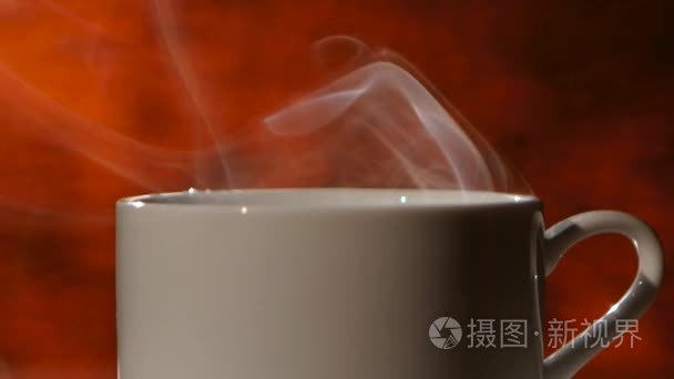 白色清爽杯香咖啡传播令人愉快的气味。特写