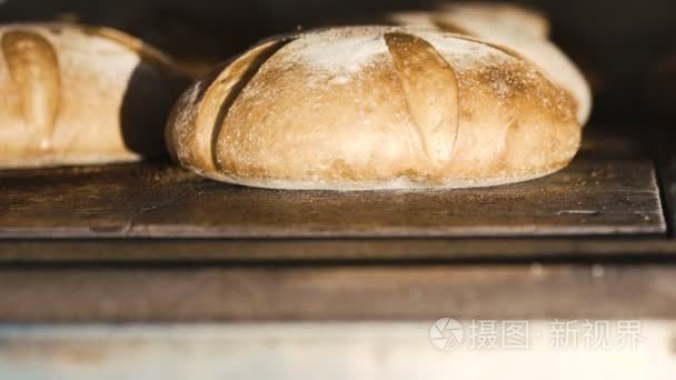 黑麦面包的特写视频