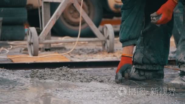 浇注、 铺设混凝土在施工现场使用水泥桶。慢动作