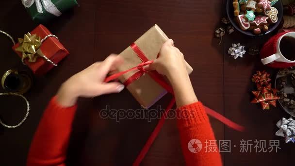 圣诞节和新年的礼品包装视频