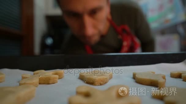 男人把姜汁饼干烤箱表视频