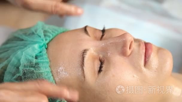 女人做面部按摩视频