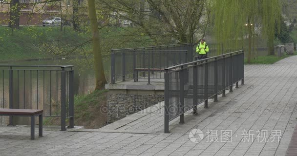 高的黑发男子坐在长凳上视频