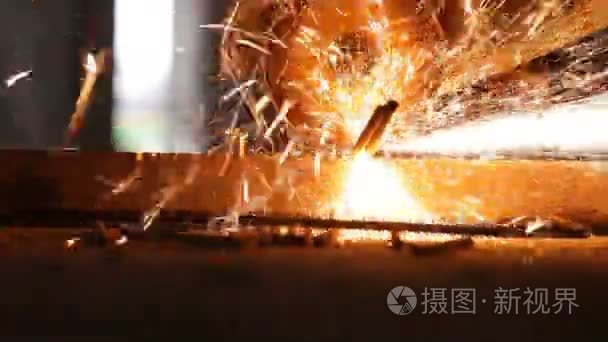 磨削金属圆锯片施工的工人视频