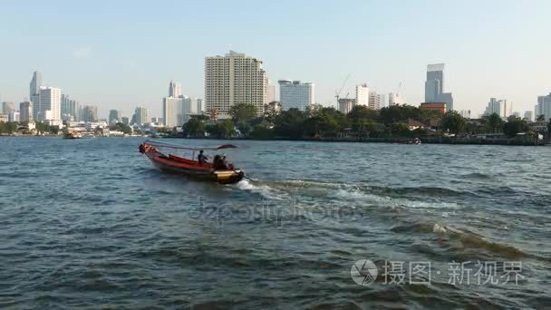 船游弋在赵海傍河，曼谷，泰国。宽广的视角，天际线