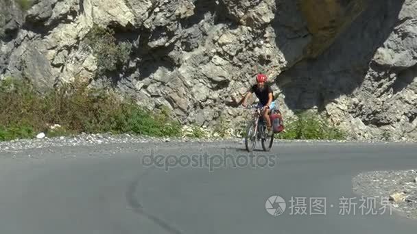 女孩骑车人骑自行车旅行视频