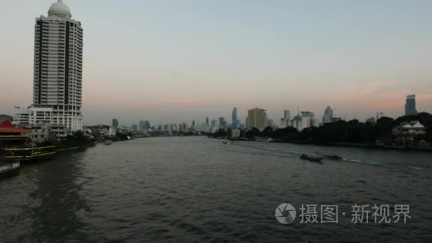 黄昏时分，曼谷，泰国巡航晁海傍河上的船只。宽广的视角，天际线