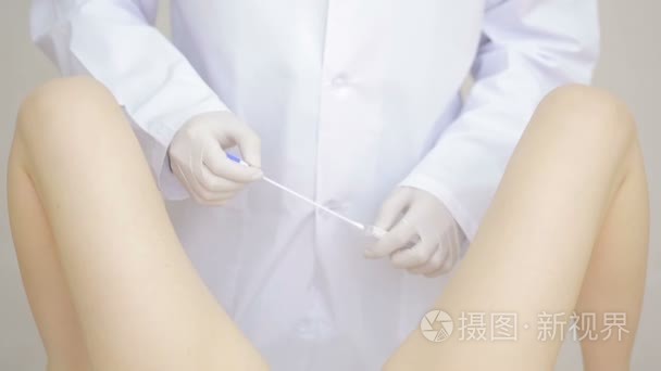 医生妇科医生进行检查视频