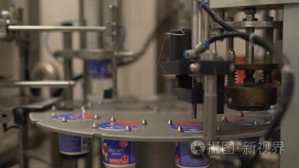 乳品厂自动包装设备在工作视频