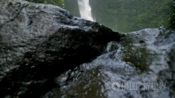 在巴厘岛上美丽的瀑布视频