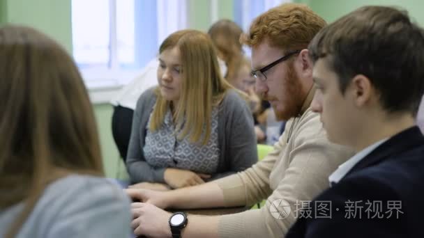 大学实践训练教学。其中一个小组正在积极讨论项目的主题和进一步的声明