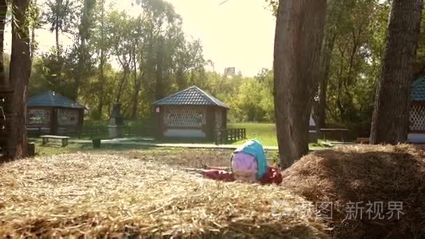 可爱的小女孩玩大海捞针在温暖的秋季的一天视频