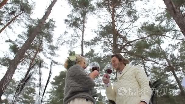 婚礼在冬季森林的订婚典礼视频