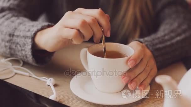 女人糖中搅拌杯茶悠闲视频
