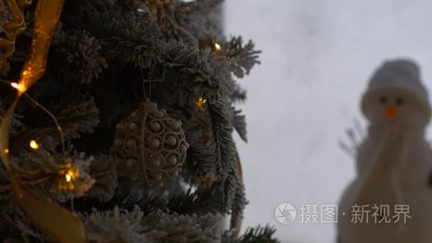 圣诞节装饰品与景灯树上视频