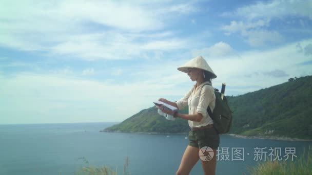 女游客阅读在小山的顶部视频