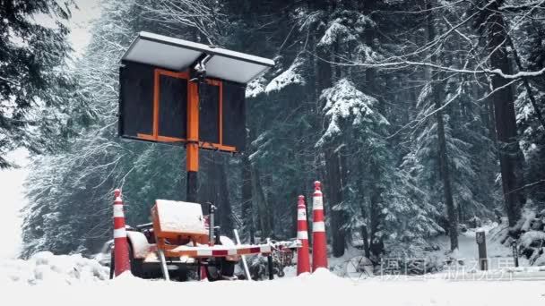 在暴风雪中汽车通行证道路标志