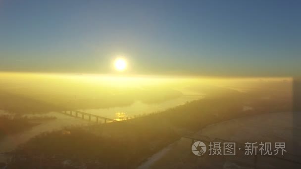 4 k 空中。寒地城市与桥梁 汽车和河的早晨