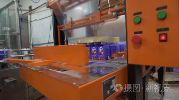 自动包装设备在乳品厂上班视频