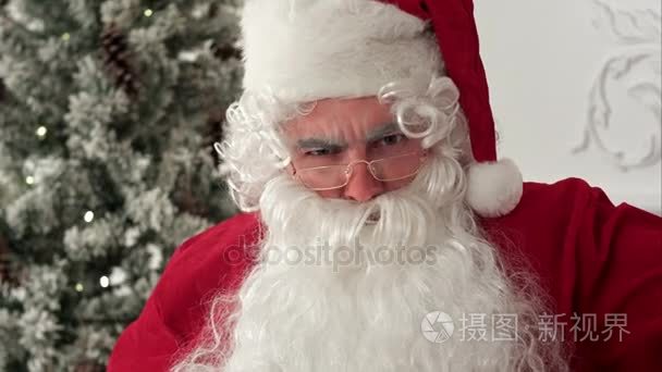 圣诞老人在眼镜滑稽的鬼脸和笑视频