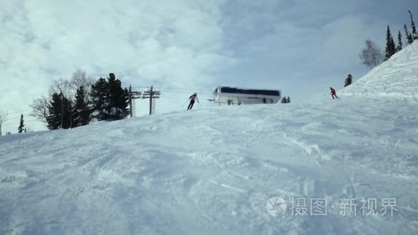 滑雪者的摇了下来，沿公路边坡的树木之间。俄罗斯，塔什塔戈尔，Sheregesh，12 月 4 日 2016.slow 运动