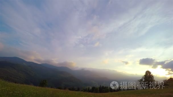 在山的夕阳的天空视频