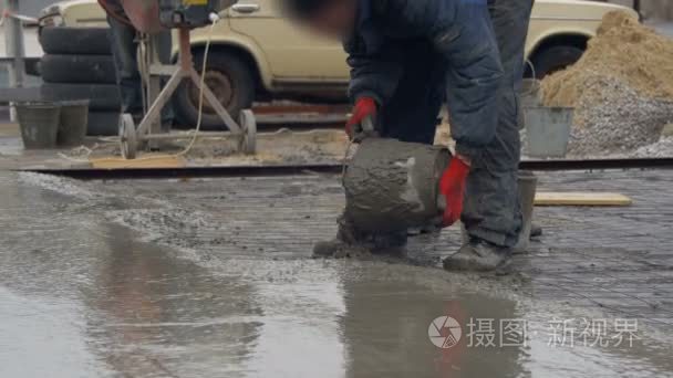 浇注、 铺设混凝土在施工现场使用水泥桶