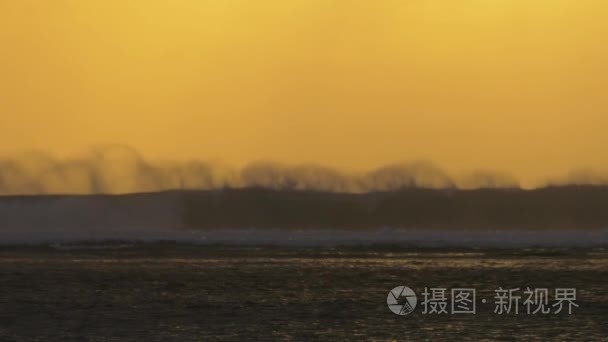 海景房含在日落时破碎波视频