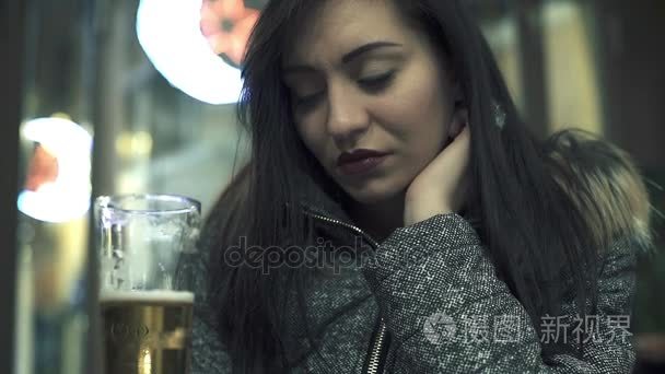 年轻女人的寂寞与杯啤酒视频