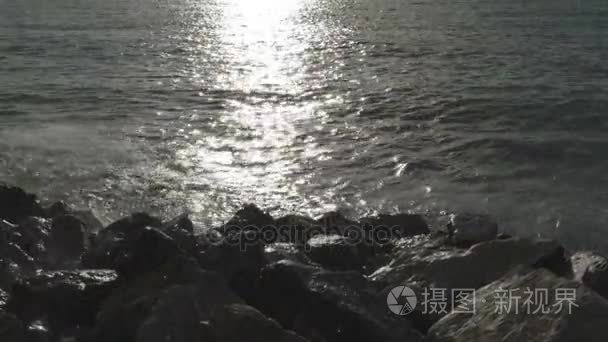 海浪冲上岸边的岩石上