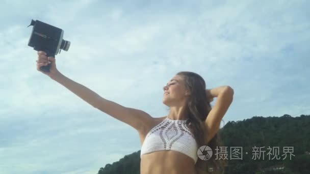 女人做与复古老式相机拍照视频