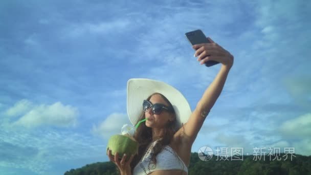 女人在热带度假期间喝椰子牛奶视频