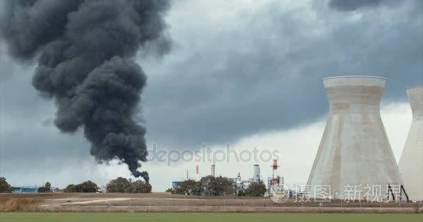 在炼油厂大火事故视频