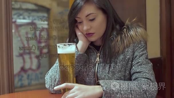 悲伤孤独的女子酒吧喝啤酒时视频