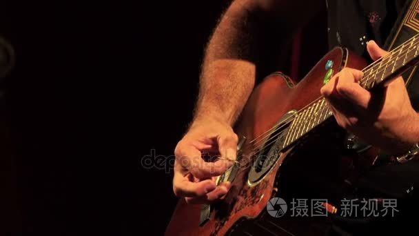 吉他手弹吉他在音乐会期间视频