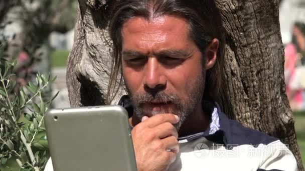 男人思考和阅读平板电脑视频