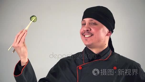 自信地微笑厨师亚洲美食视频