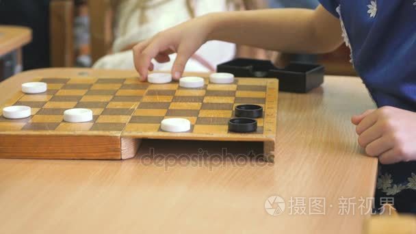 小女孩在花园里玩西洋跳棋视频