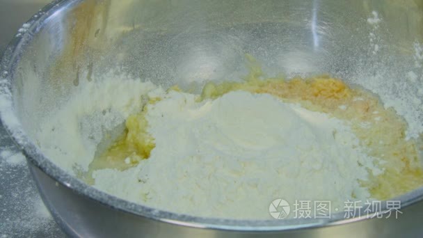 鸡蛋蛋黄落入碗的面粉